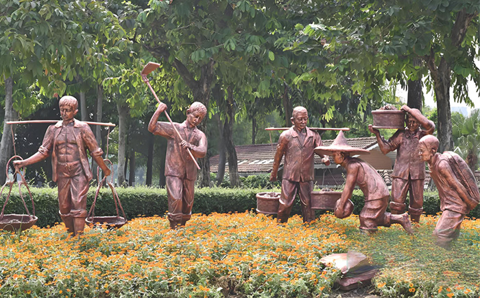 銅雕人物，為步行街注入“人情味”