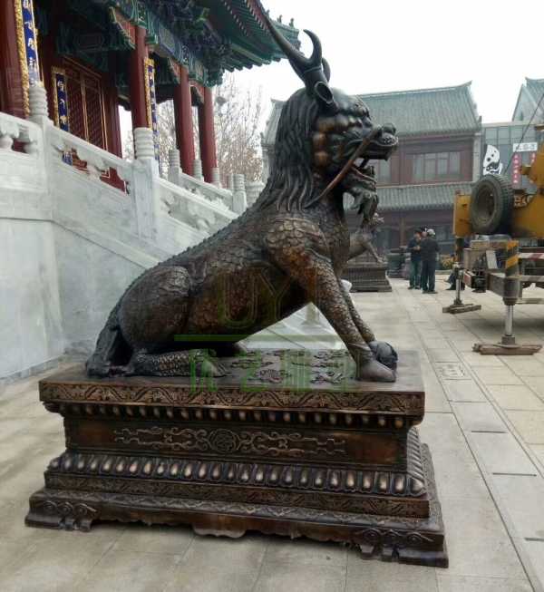 居宗教廟堂之高，擇黃銅麒麟雕塑守業